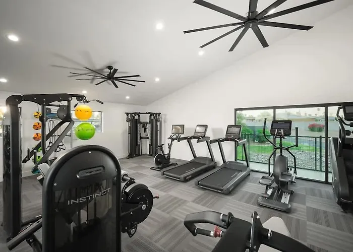 Apartment Cozy 2bd - Parking, Gym, Pool - Sleeps 8 - 5 Min Casino *