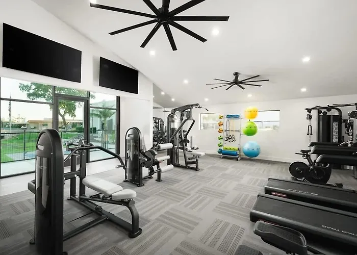 Cozy 2bd - Parking, Gym, Pool - Sleeps 8 - 5 Min Casino *