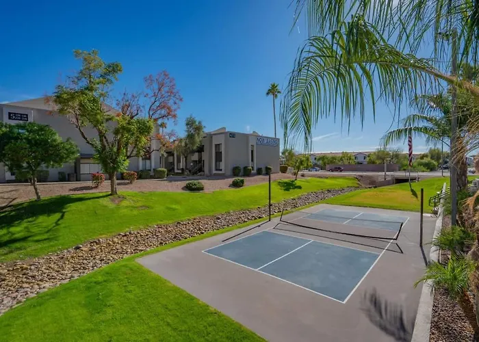 Cozy 2bd - Parking, Gym, Pool - Sleeps 8 - 5 Min Casino * Scottsdale