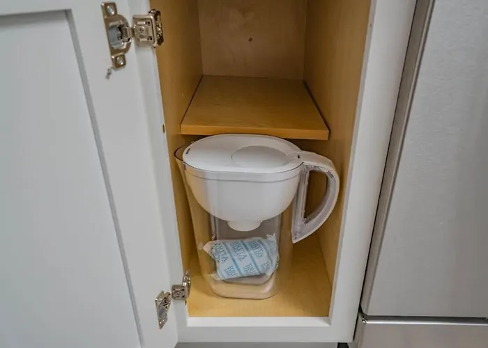 Cozy 2bd - Parking, Gym, Pool - Sleeps 8 - 5 Min Casino Apartment *