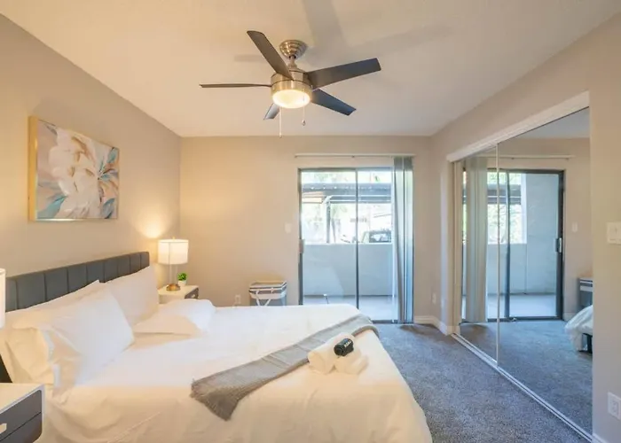 Apartment Cozy 2bd - Parking, Gym, Pool - Sleeps 8 - 5 Min Casino *