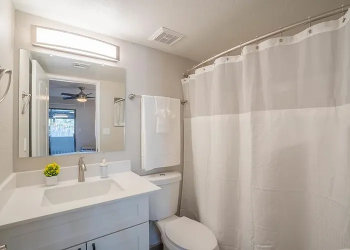 Cozy 2bd - Parking, Gym, Pool - Sleeps 8 - 5 Min Casino *