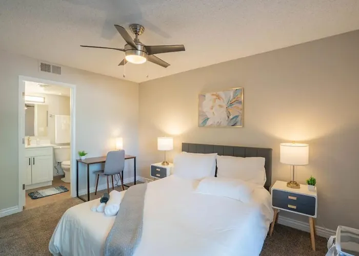 Cozy 2bd - Parking, Gym, Pool - Sleeps 8 - 5 Min Casino *