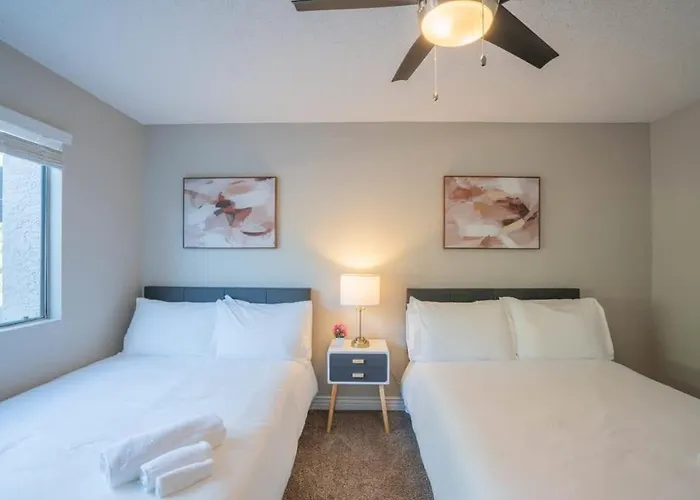 Cozy 2bd - Parking, Gym, Pool - Sleeps 8 - 5 Min Casino Apartment *