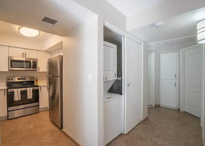 Apartment Cozy 2bd - Parking, Gym, Pool - Sleeps 8 - 5 Min Casino *