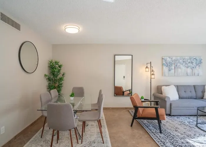 Cozy 2bd - Parking, Gym, Pool - Sleeps 8 - 5 Min Casino Scottsdale