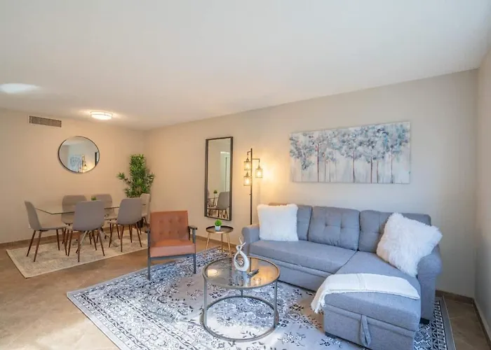 Cozy 2bd - Parking, Gym, Pool - Sleeps 8 - 5 Min Casino *