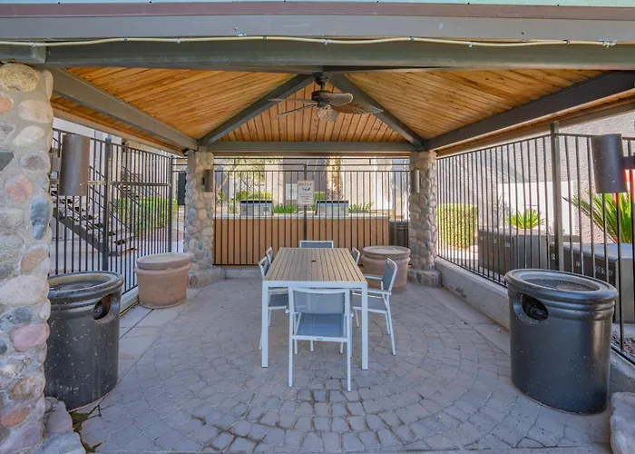 Apartment Cozy 2bd - Parking, Gym, Pool - Sleeps 8 - 5 Min Casino Scottsdale