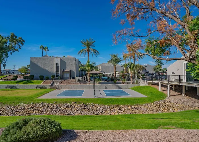 Cozy 2bd - Parking, Gym, Pool - Sleeps 8 - 5 Min Casino Scottsdale
