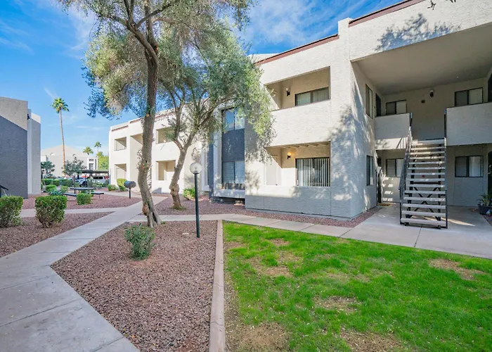 Cozy 2bd - Parking, Gym, Pool - Sleeps 8 - 5 Min Casino Apartment