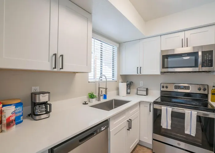 Apartment Cozy 2bd - Parking, Gym, Pool - Sleeps 8 - 5 Min Casino