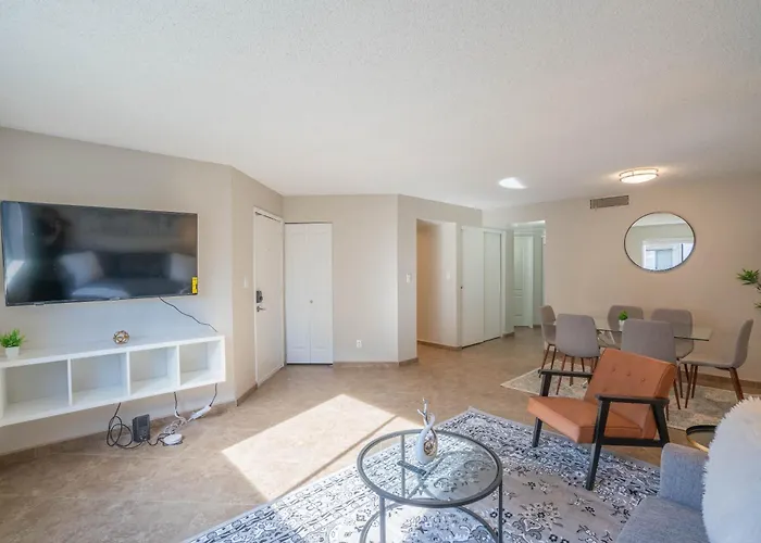 Apartment Cozy 2bd - Parking, Gym, Pool - Sleeps 8 - 5 Min Casino *