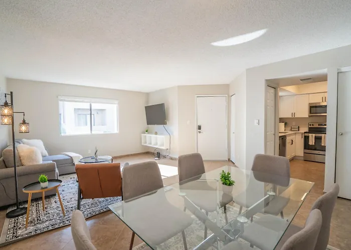 Cozy 2bd - Parking, Gym, Pool - Sleeps 8 - 5 Min Casino *